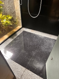 Salle de douche inondée