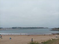 La playa estaba cerca , tranquila y accesible
