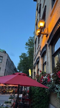 Walking at Rue Saint-Anne