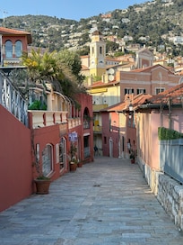 Charming walk down to the harbor, restaurants and shops.