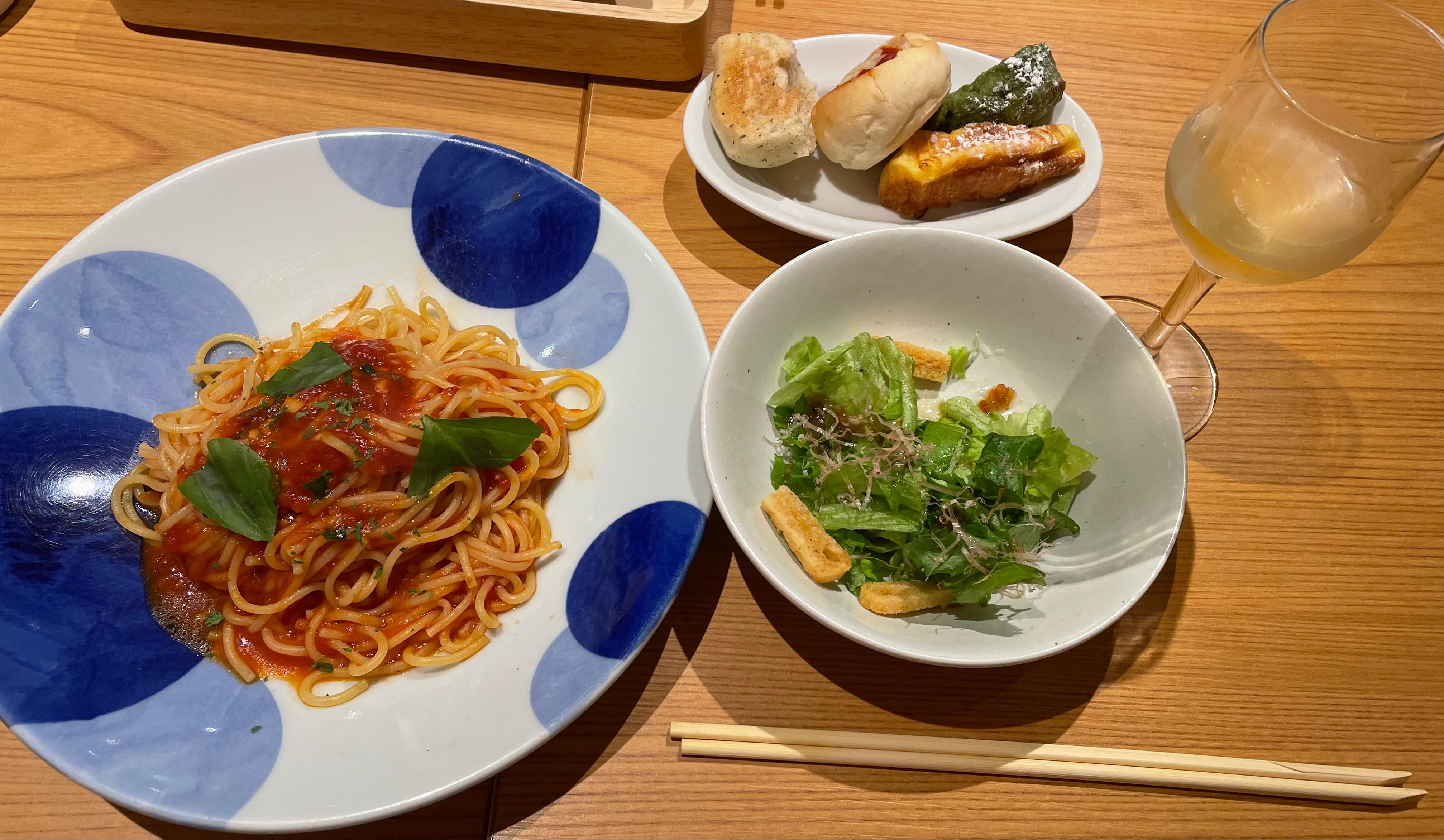 仙台駅東口のビッグカメラビル3階のレストランでワインを呑みながらパスタランチ。