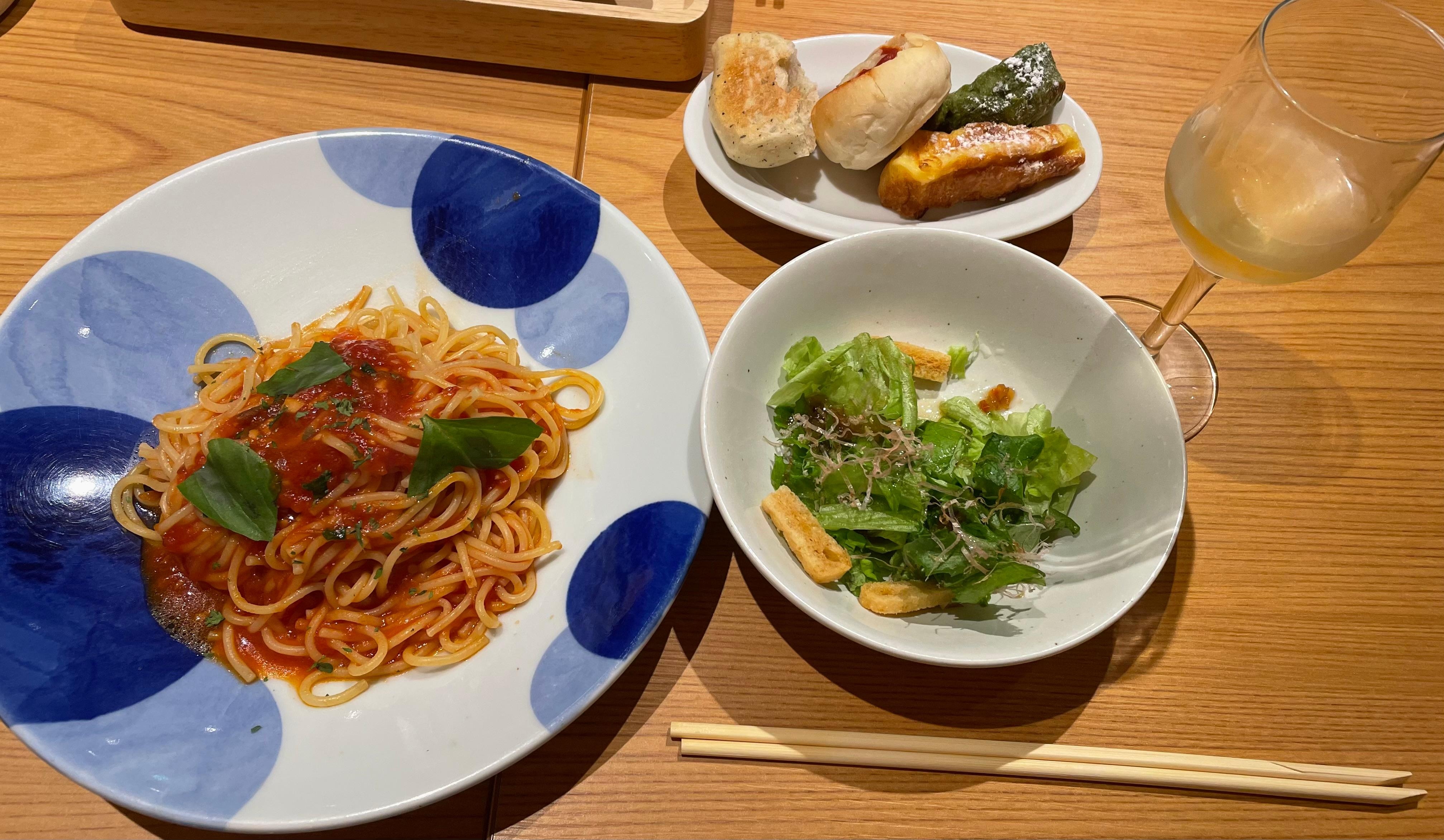 仙台駅東口のビッグカメラビル3階のレストランでワインを呑みながらパスタランチ。