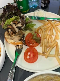 Room service burger but no bun after waiting over a hour for it to come