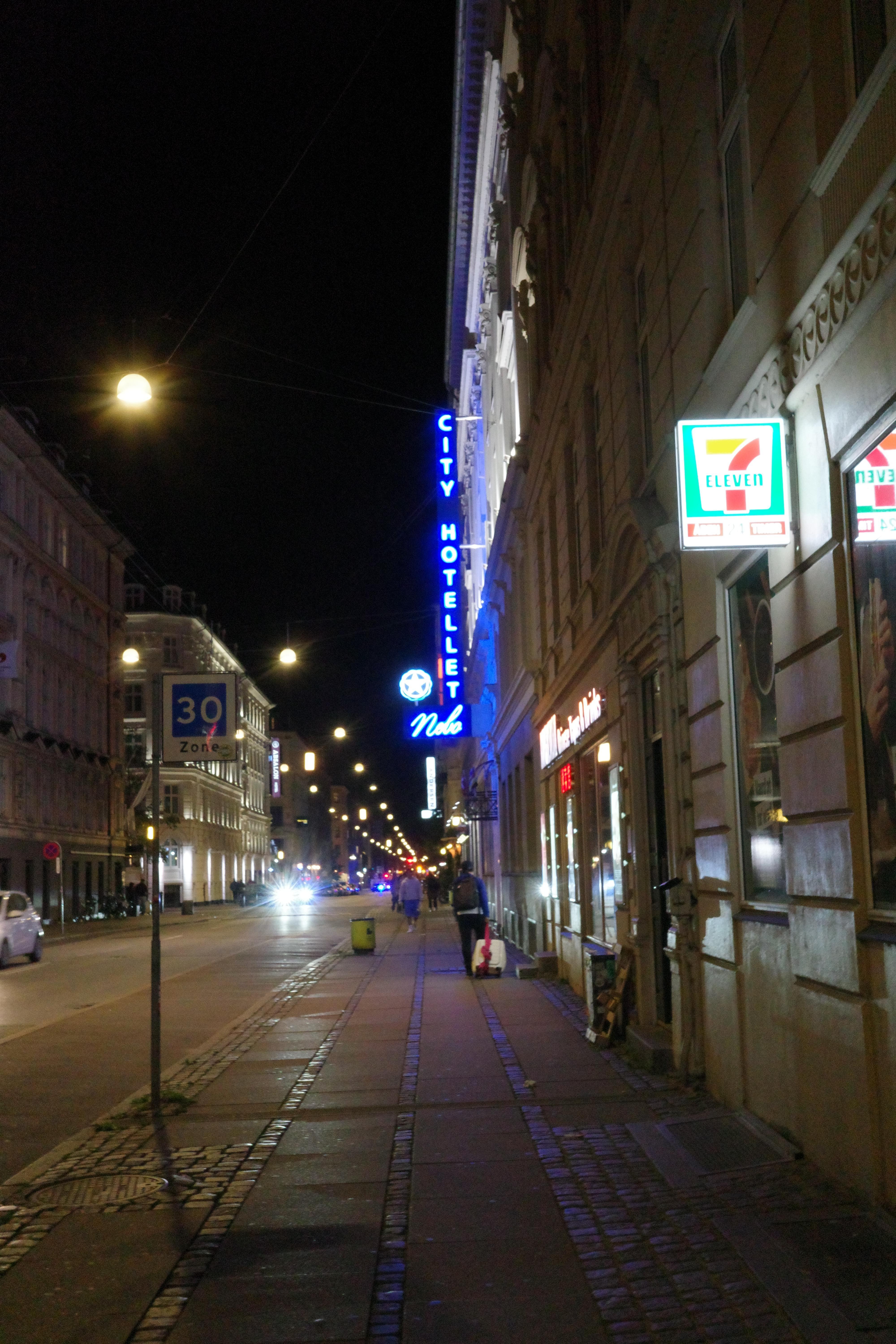 フライト時刻と入国手続き、国鉄チケット購入等に時間がかかり、チェックインは21時過ぎ。駅から近く、ブルーのネオンサインが目印で角を曲がったらホテルが見えて安心した。