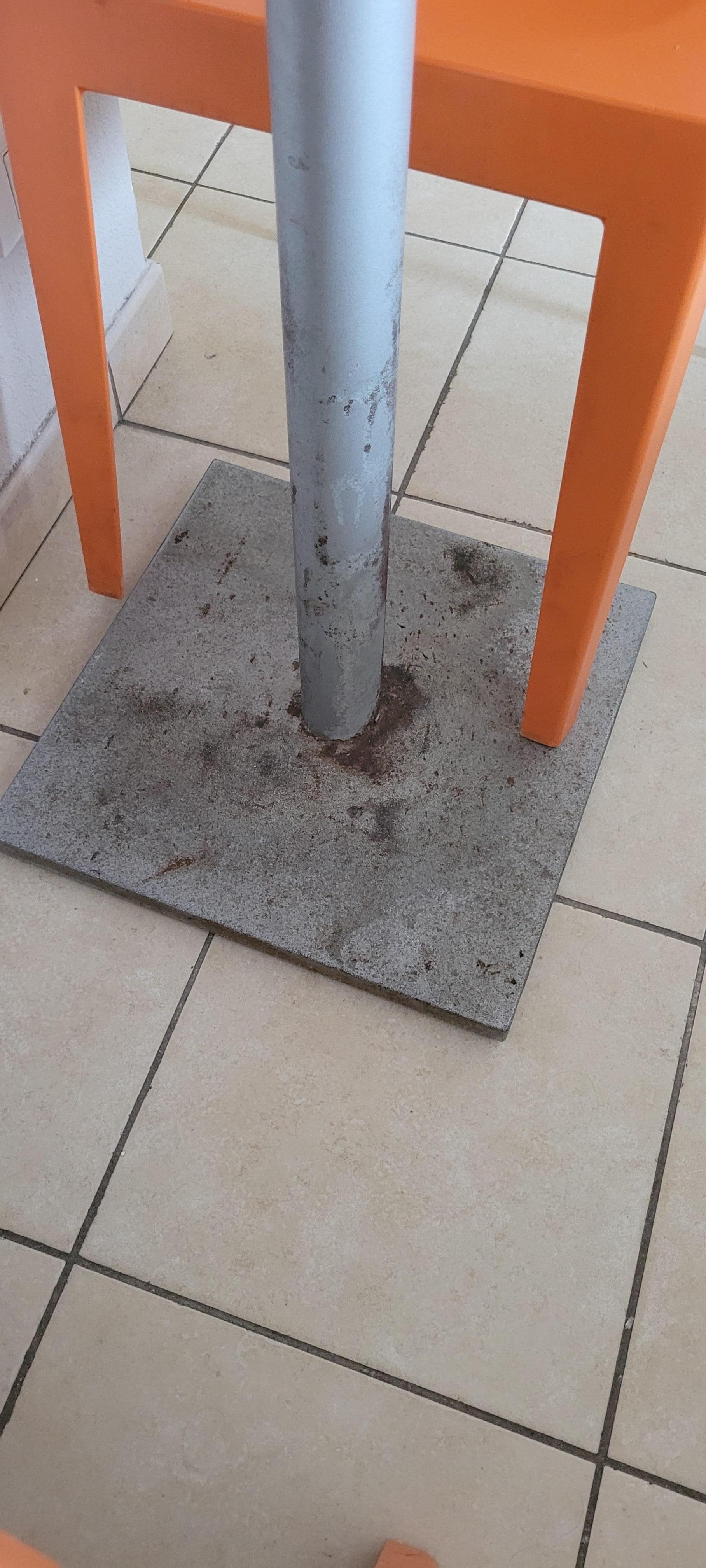 Table rouillée et tachée 