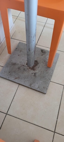 Table rouillée et tachée