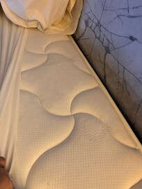 Yatağın içi saç ve kıl dolu.