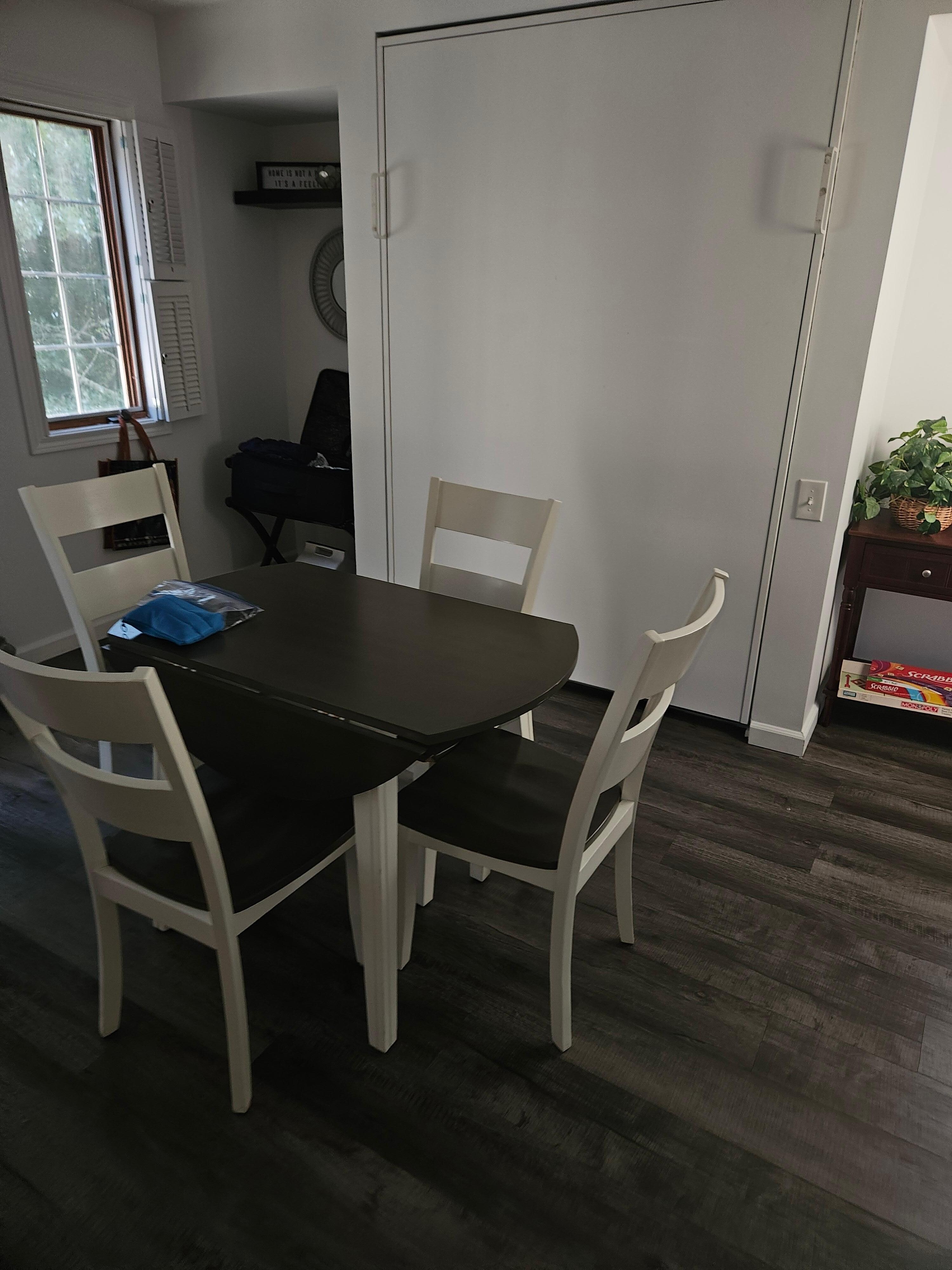 Living room,has a Murphy bed, very comfy!!!