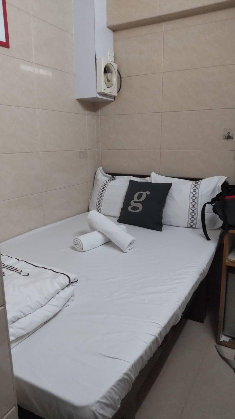 圧迫感を感じる狭い部屋でした。