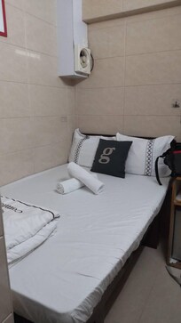 圧迫感を感じる狭い部屋でした。