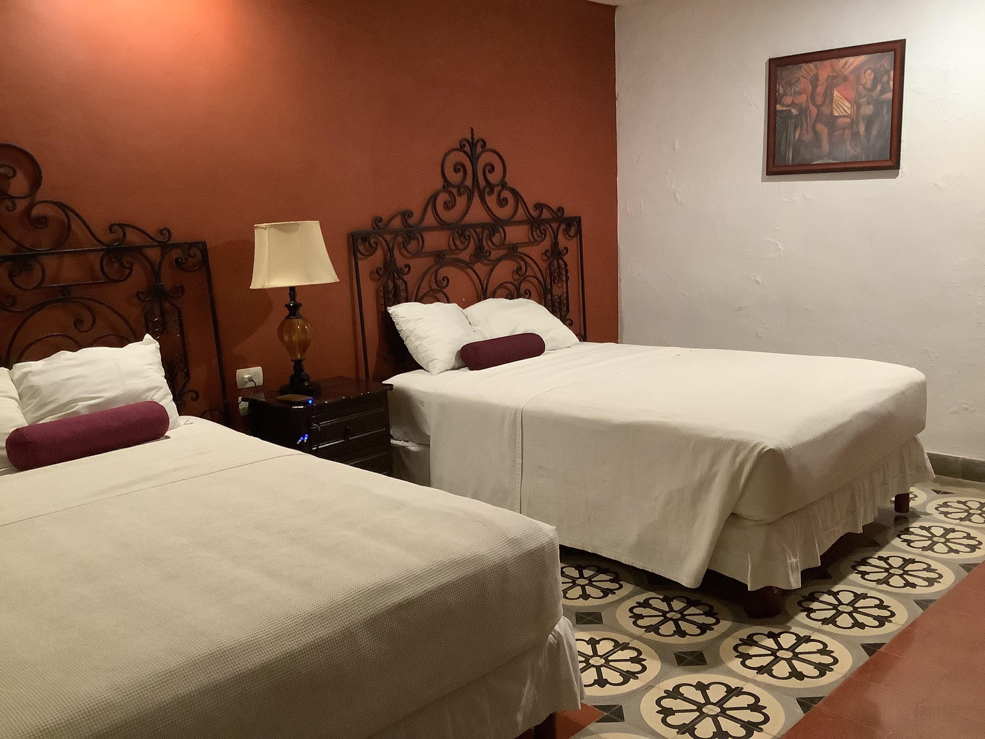 Grande chambre, beau carrelage au sol.