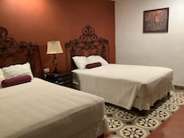 Grande chambre, beau carrelage au sol.