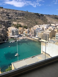 Udsigt mod havnepromenade med restauranter