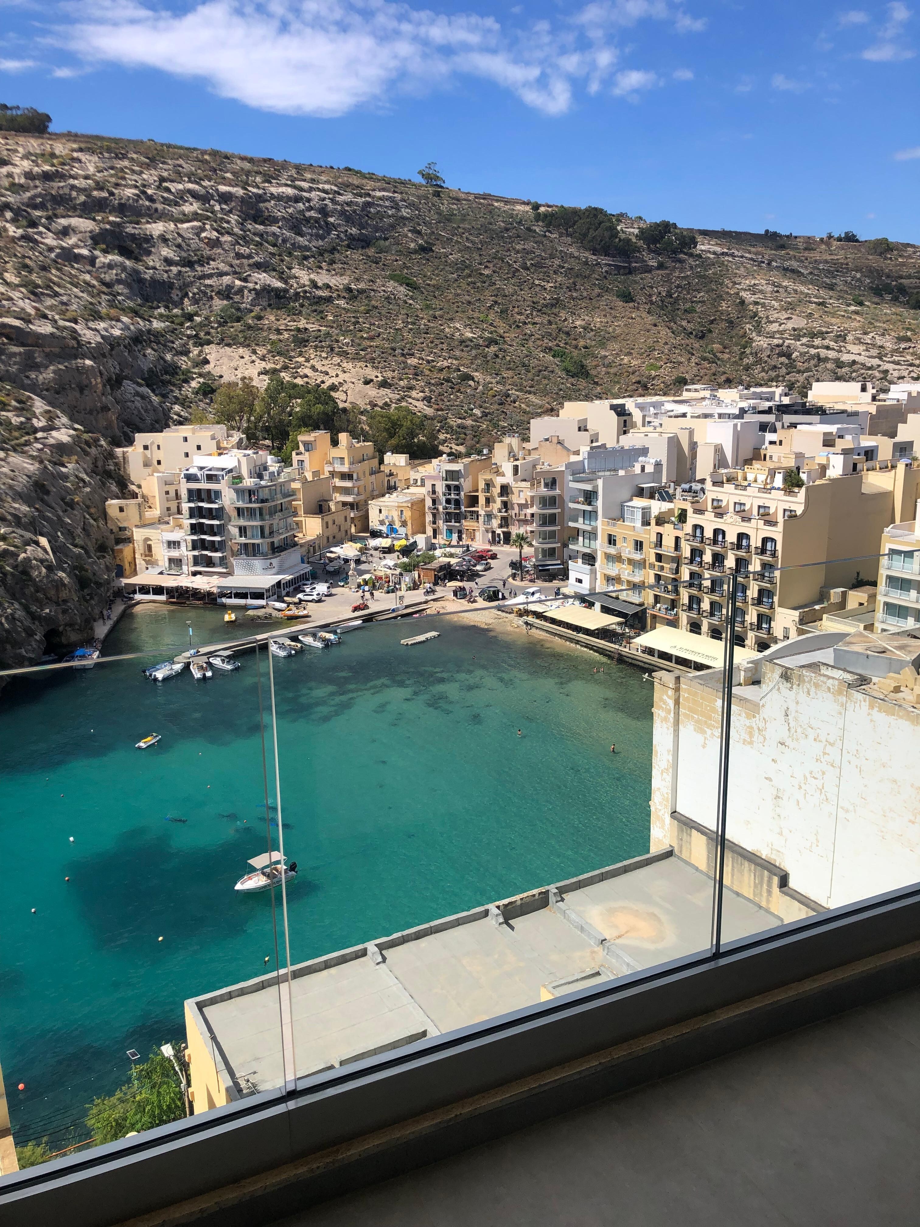Udsigt mod havnepromenade med restauranter
