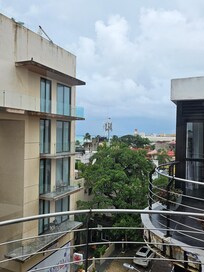 Meri siintää taustalla