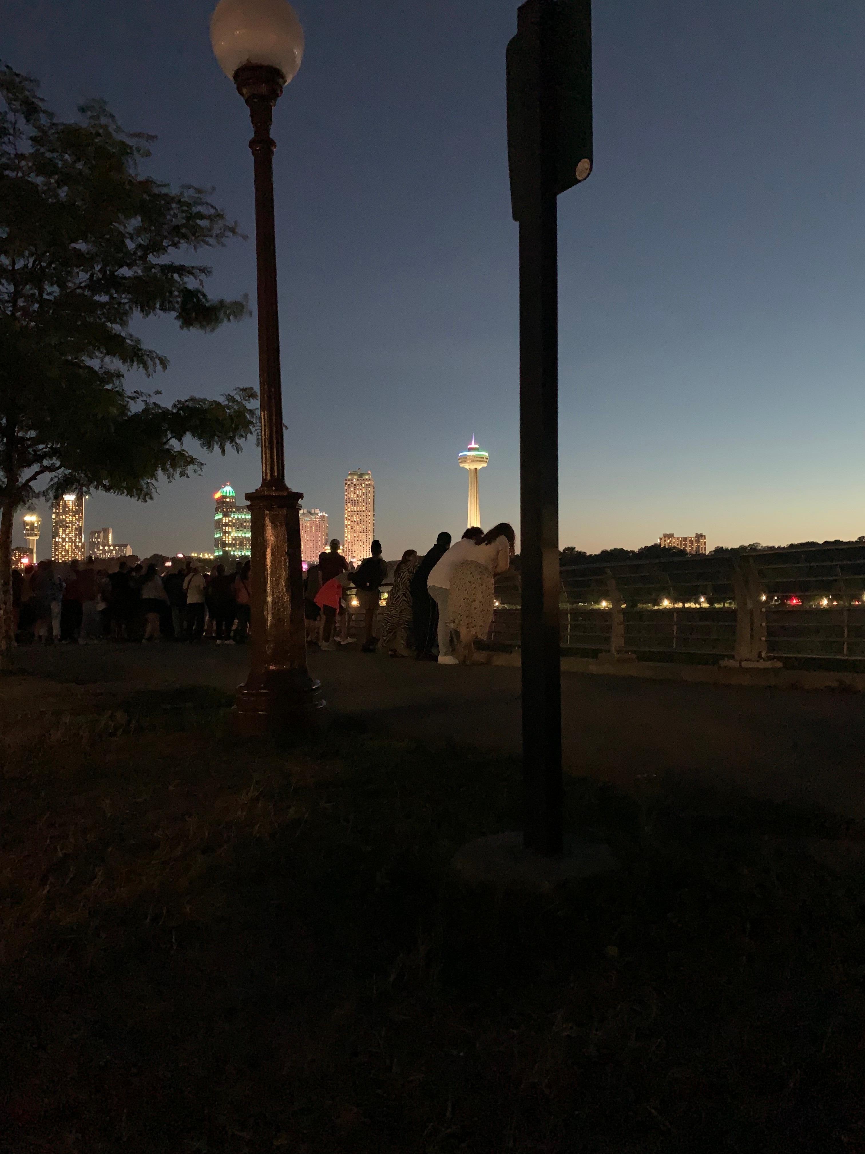 Waiting for the fireworks. Canadá side view.