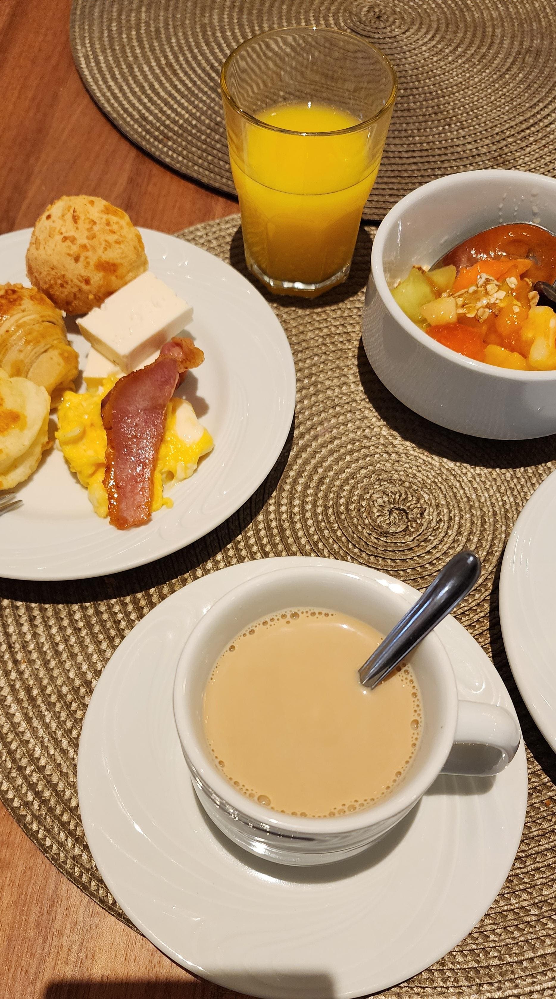 Café da manhã farto com delícias variadas.