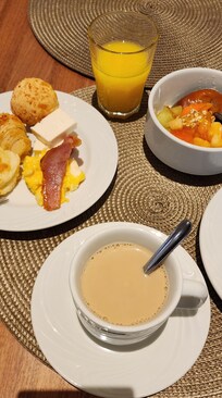 Café da manhã farto com delícias variadas.