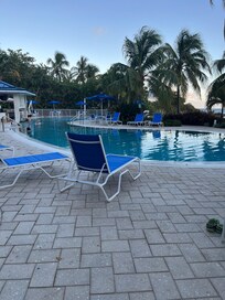 Very nice pool/had a swim up bar