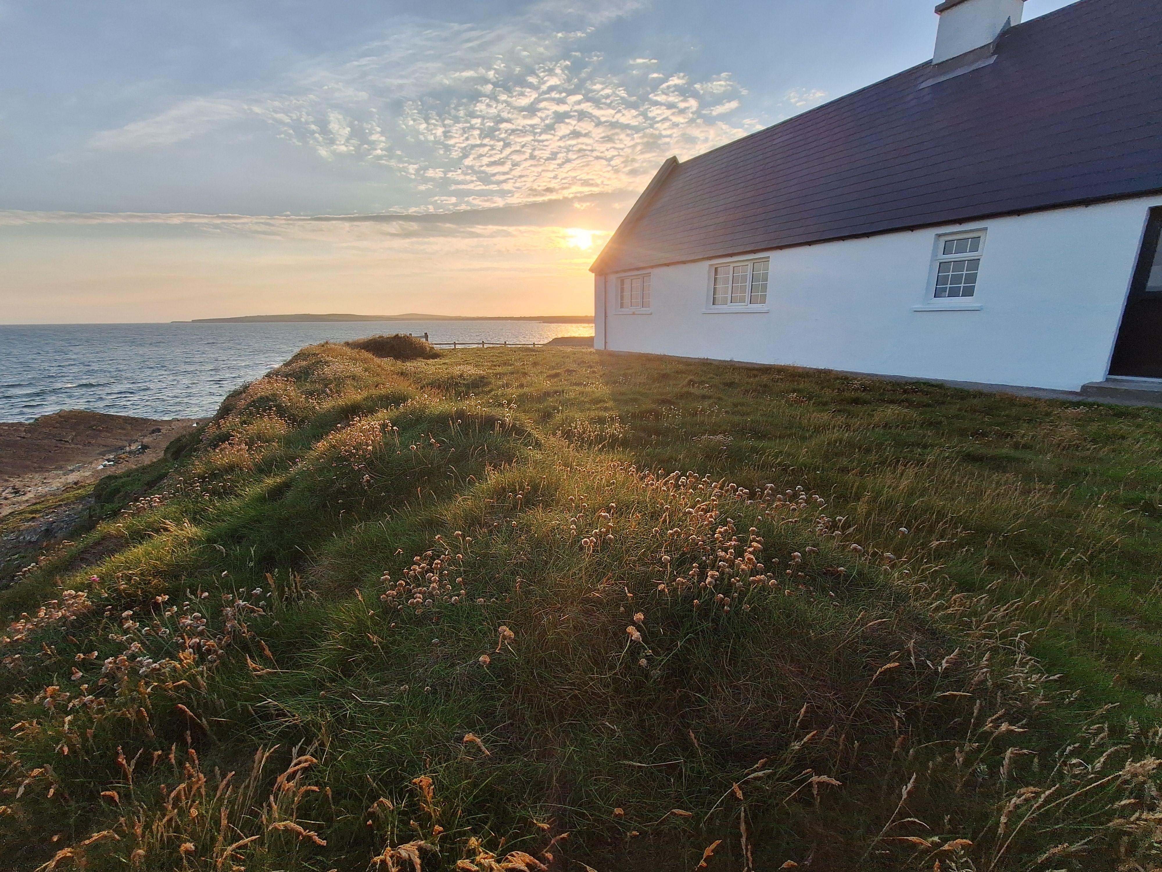 Traumsonnenuntergang mit Kilbaha Cottage