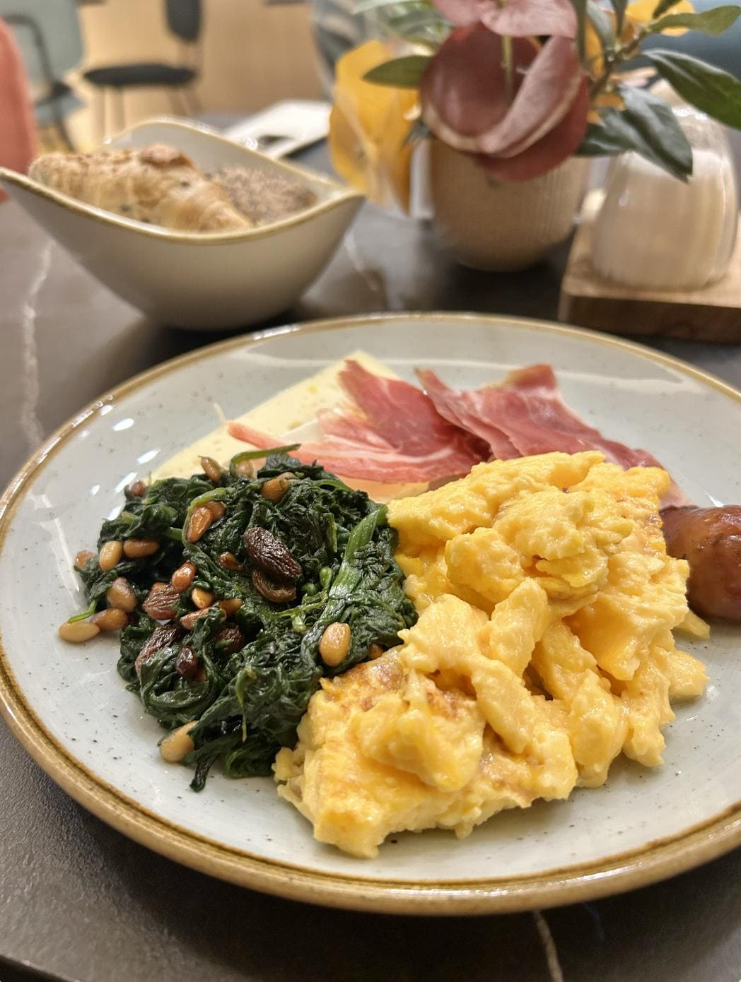 café da manha maravilhoso com destaque para o espinafre delicioso!