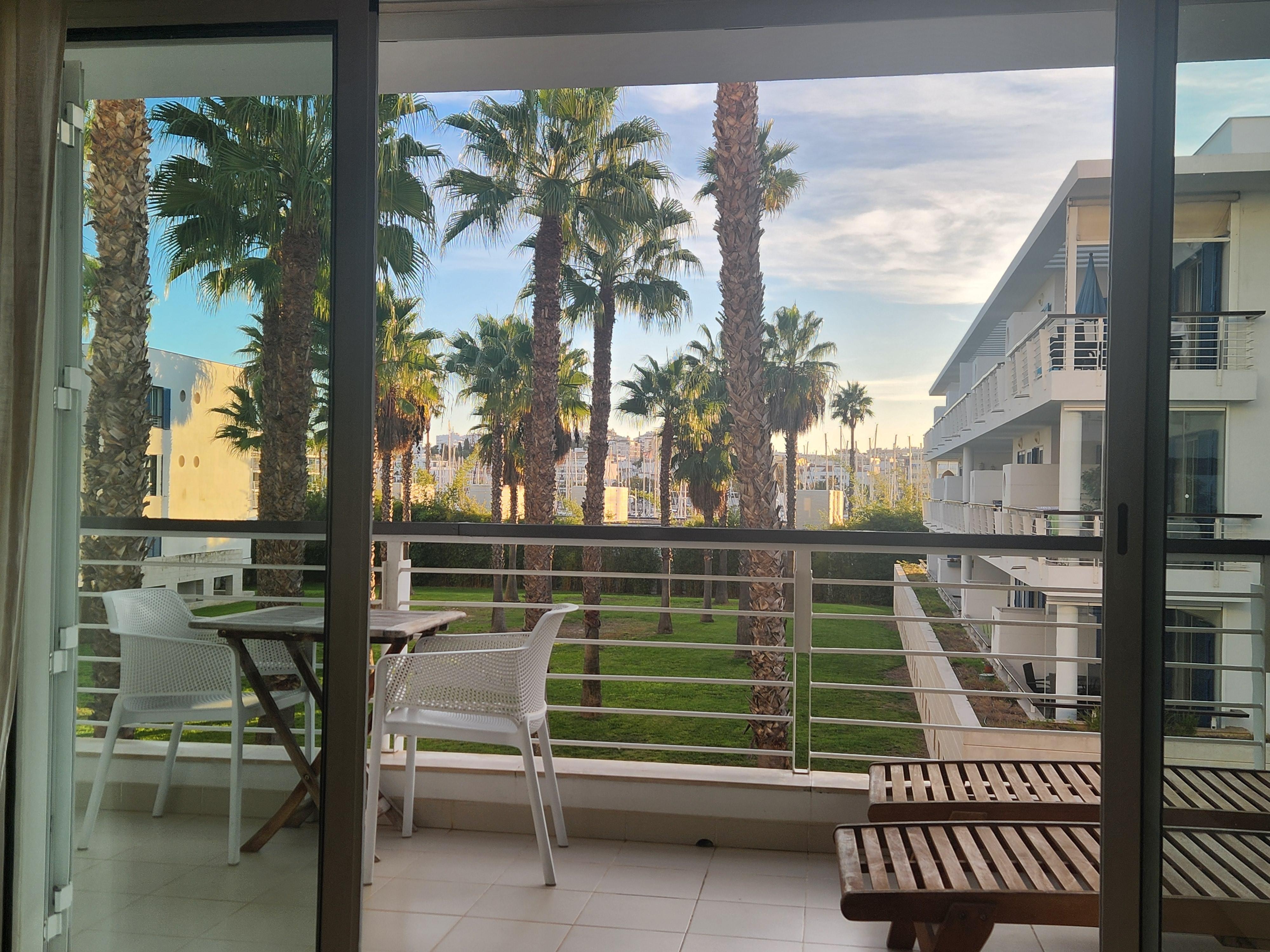 2 chaises longues pour profiter de très belle vue .