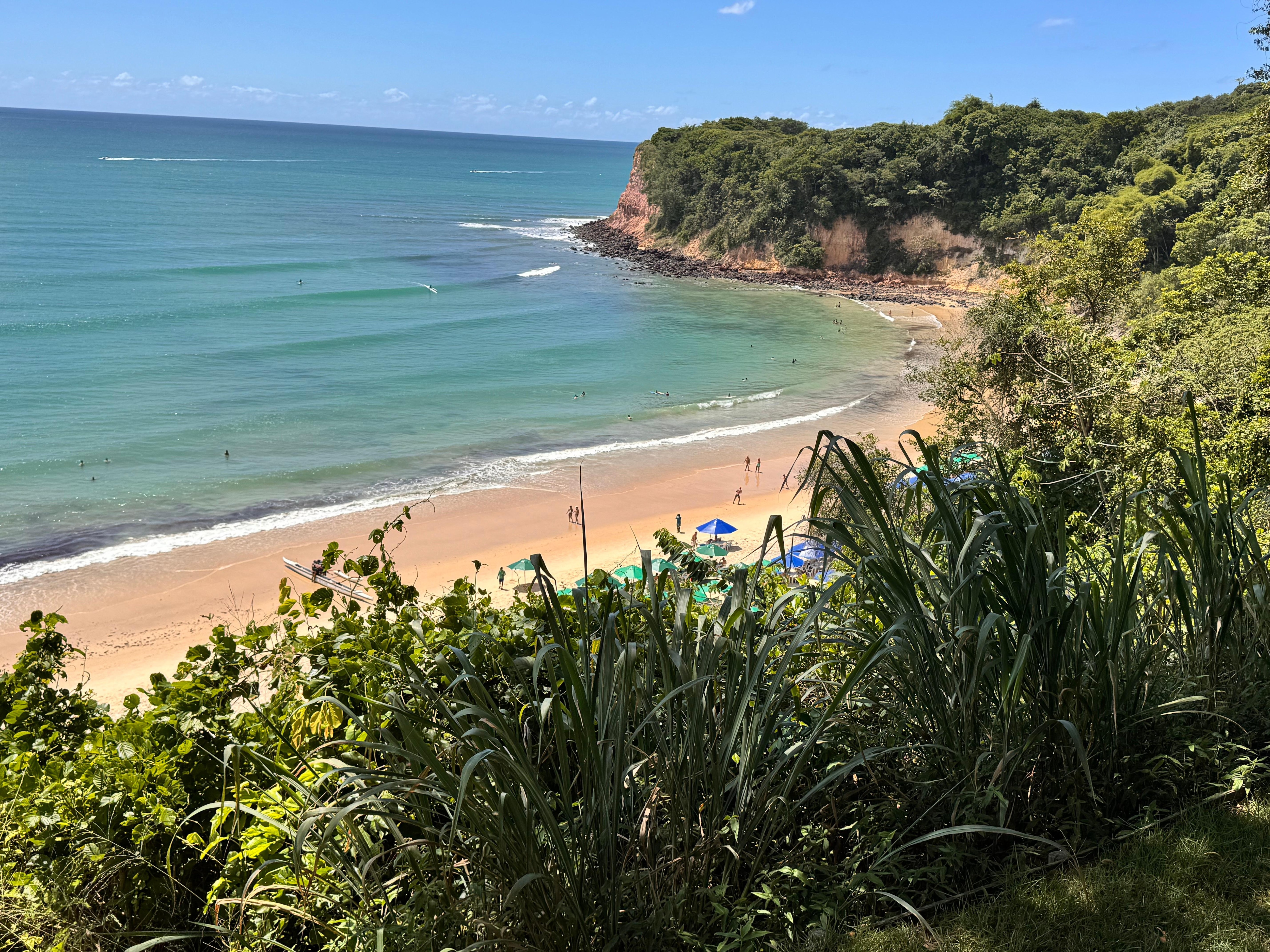 Vista das escadarias. A praia tem locação de caiaques e aulas de surf