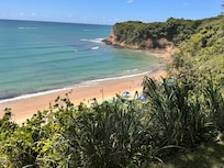 Vista das escadarias. A praia tem locação de caiaques e aulas de surf