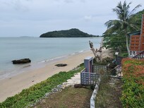 歩いて海岸へ