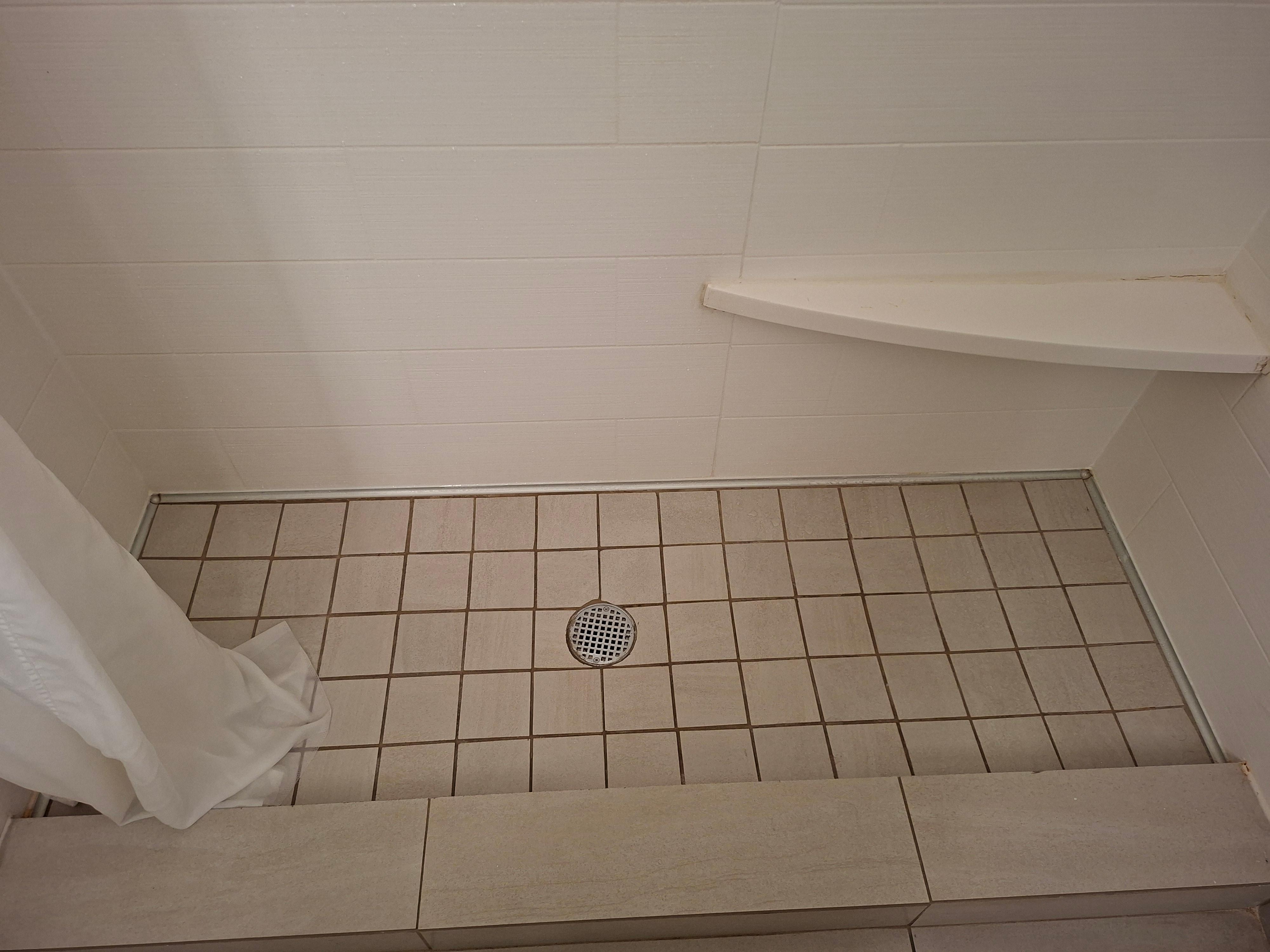 1ère douche très étroite