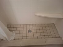 1ère douche très étroite