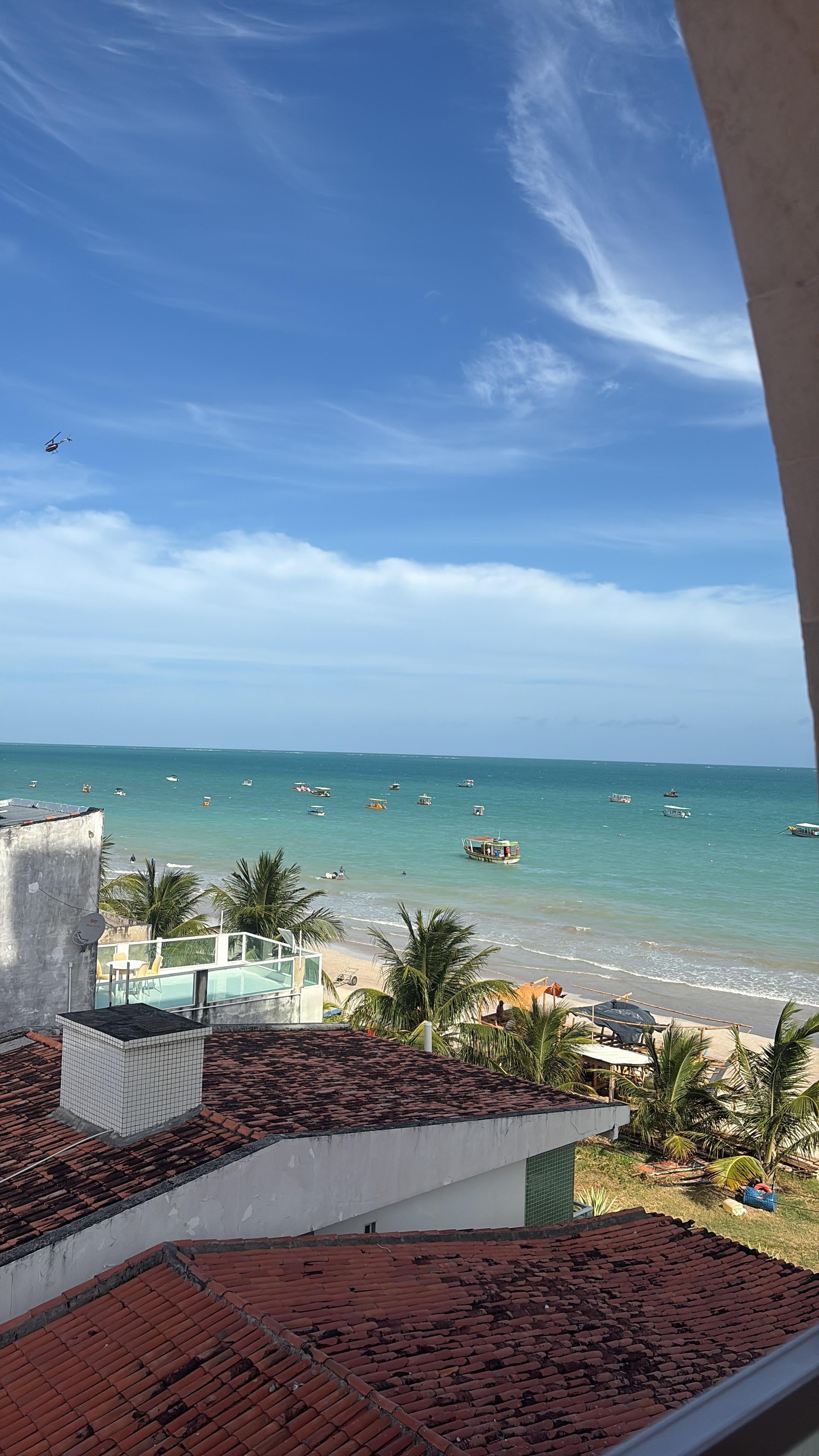 Foto do quarto com vista parcial para o mar. Outros quartos tem vista de frente!