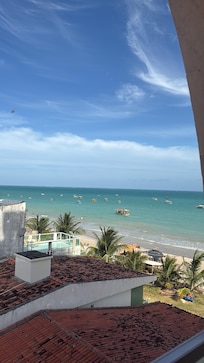 Foto do quarto com vista parcial para o mar. Outros quartos tem vista de frente!