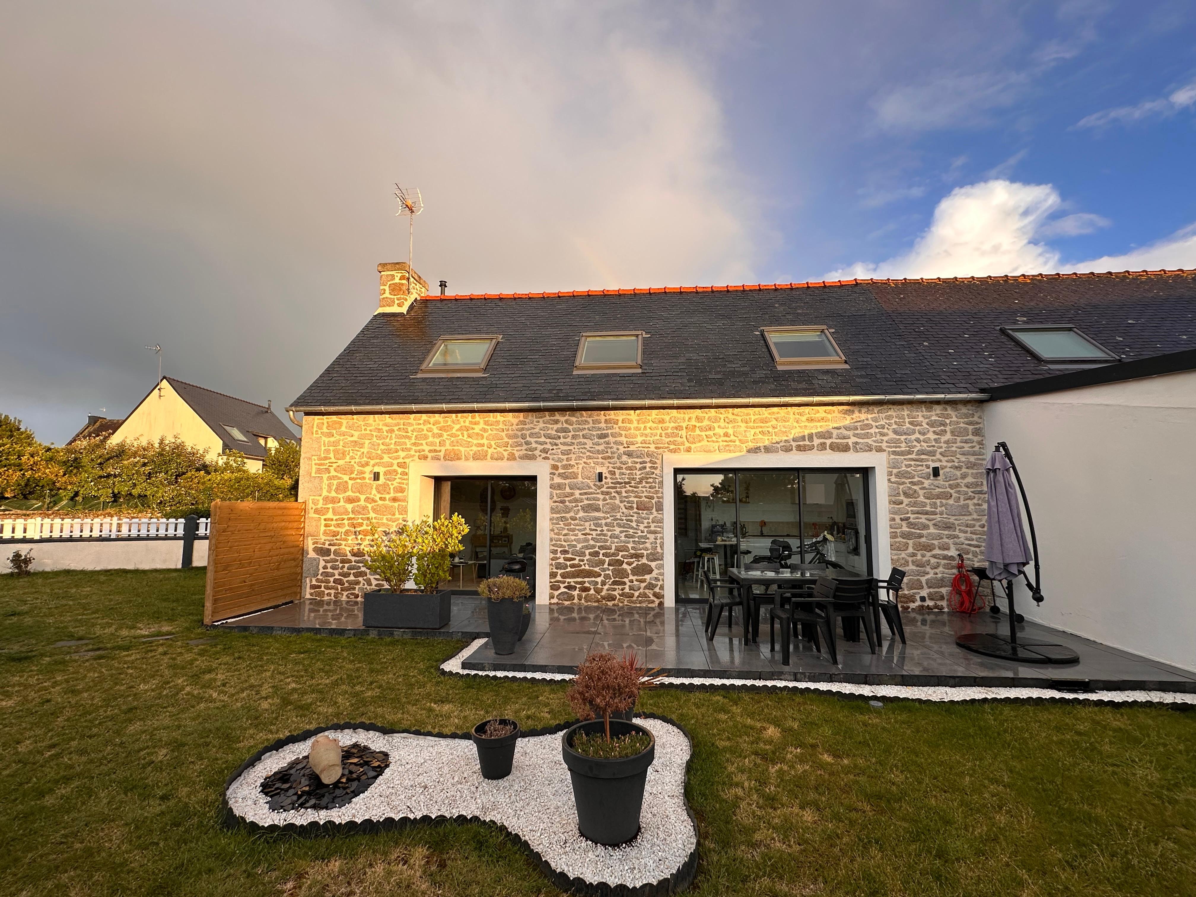 Haus im Sonnenuntergang mit Regenbogen