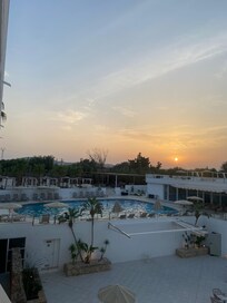 L’extérieur avec la piscine et l’espace repas
