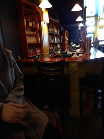 Bar at the entrance to the restaurant - Warm & inviting 😊