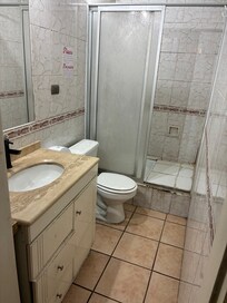 Salle de bain partagée alors que nous avions réservé une privée avec la chambre.