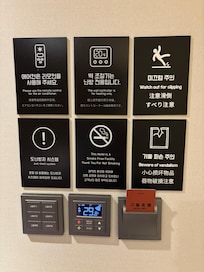 室内の壁。一番下のエアコンの操作パネルっぽいのはエアコンではなく床暖房の操作パネル。