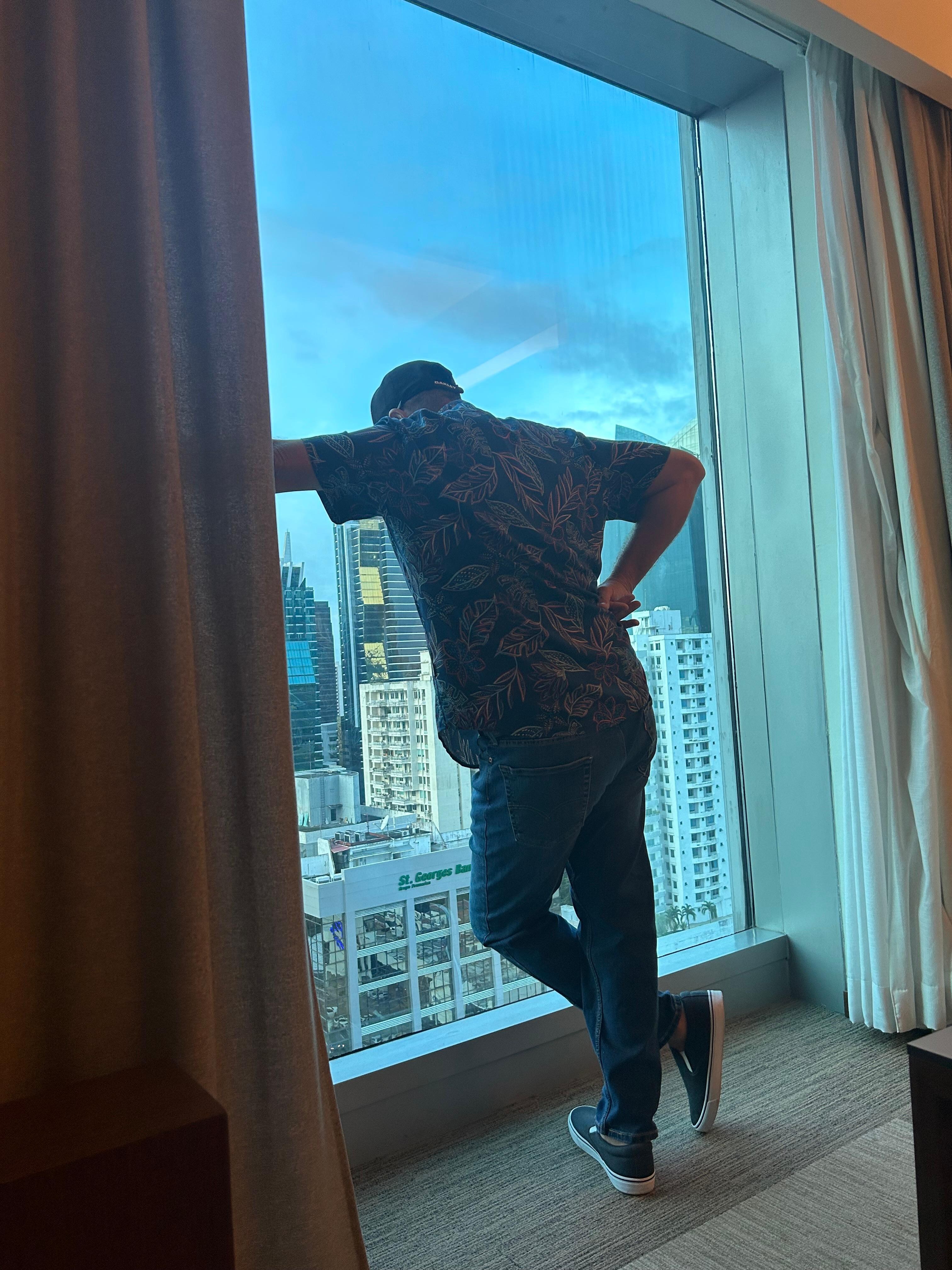 Admiración de la altura con una vista  bella piso 21