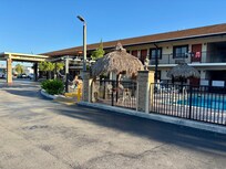 Beautiful grounds and pool- super clean rooms