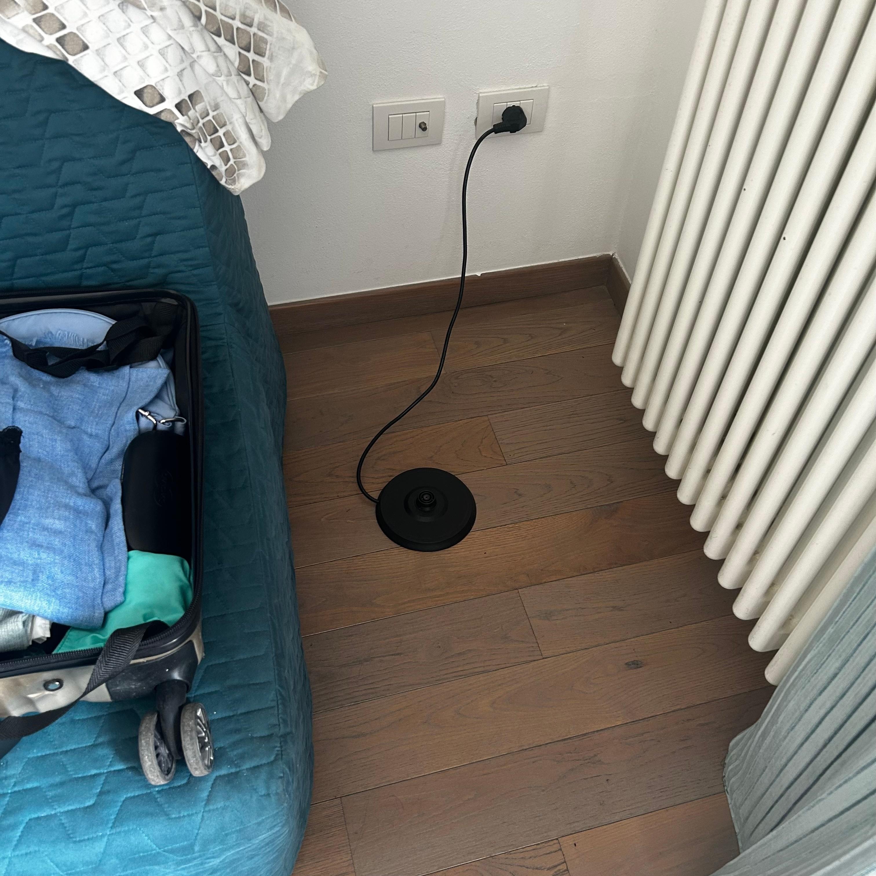 Vattenkokaren fick placeras på golvet om kontakterna bakom småbordet var upptagna