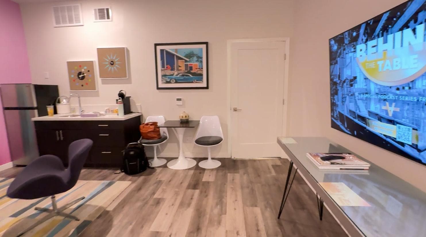 Sitting room with door to bedroom