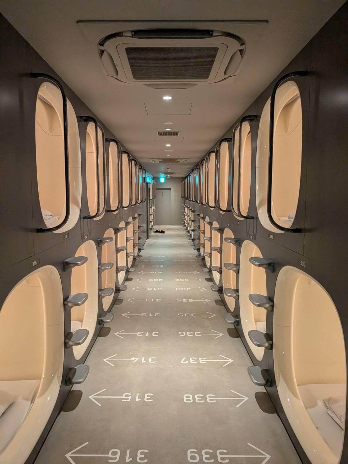 宇宙船みたい
スリッパ有り　
ロッカー別の階に有り