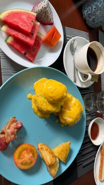 朝食 6ドルです