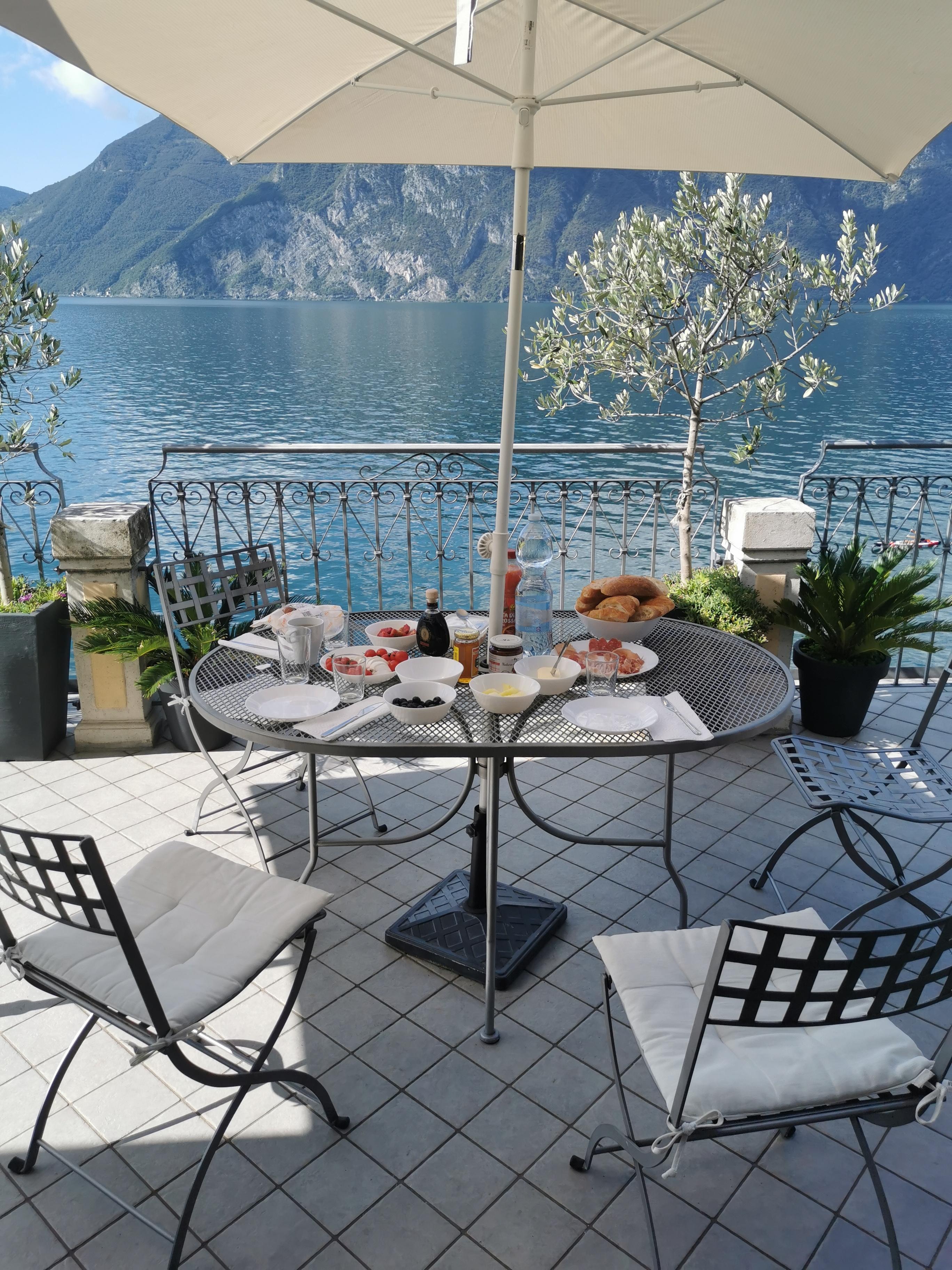 Frühstück mit Blick auf den See