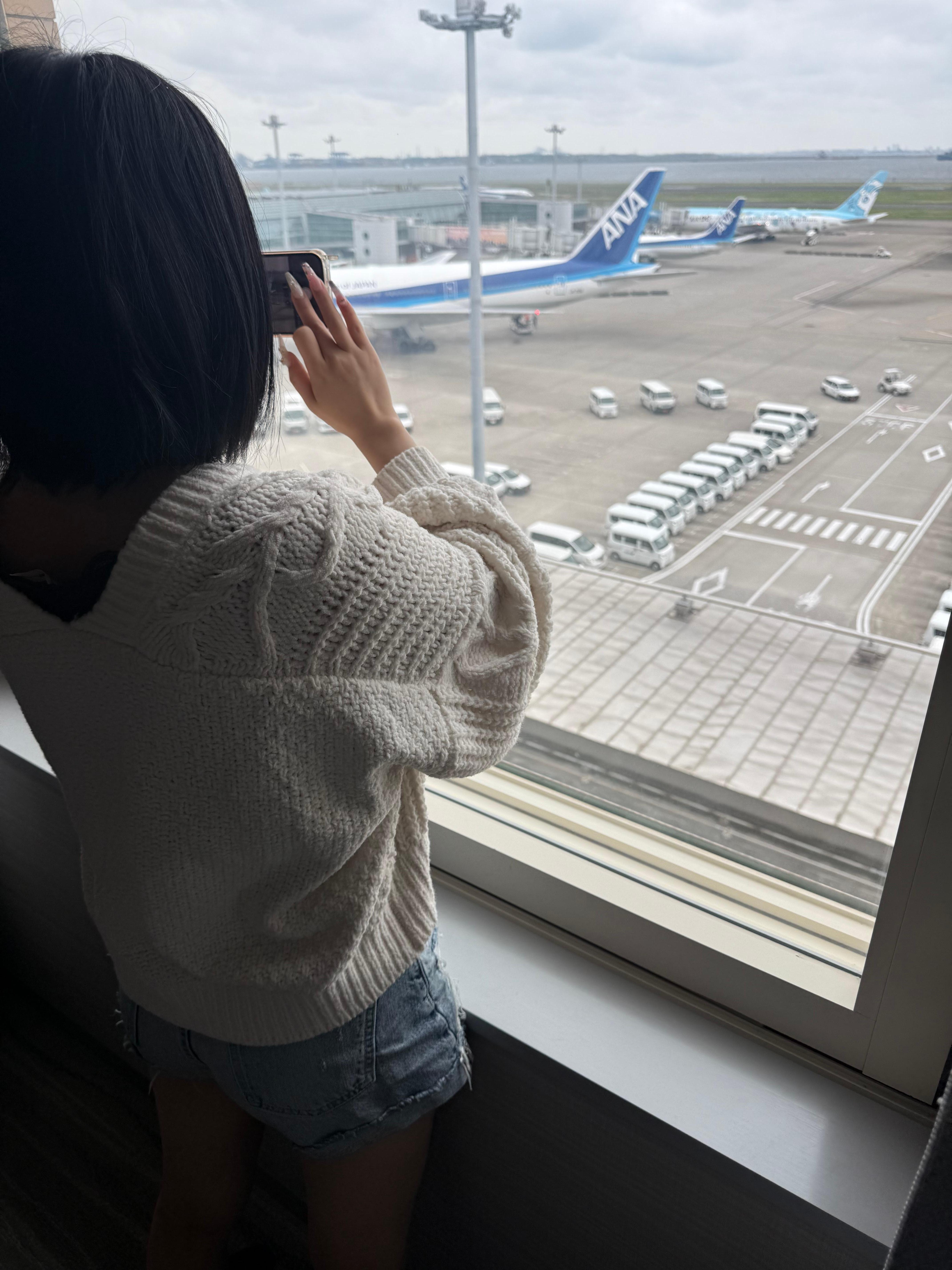 飛行機の離陸が見れて非日常的な空間でした!