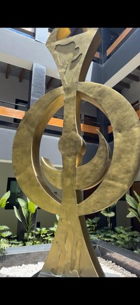 Hotel Madi central sculpture
