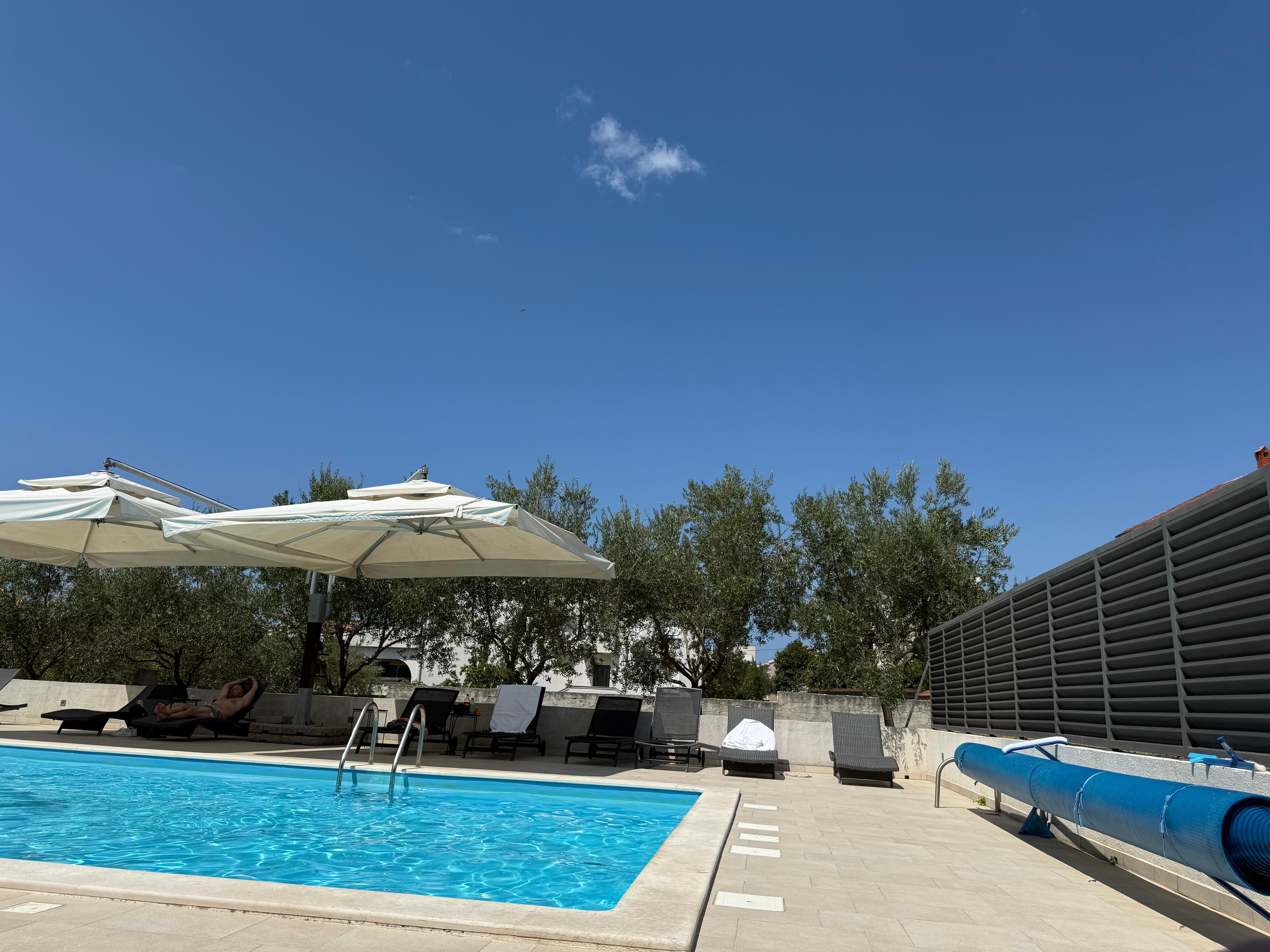 Lidt blå himmel ved poolen