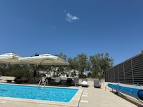 Lidt blå himmel ved poolen