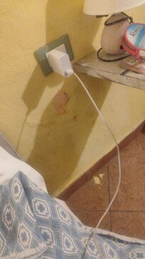 L'intonaco delle pareti si staccava e le pareti e il bagno erano piene di umidità
